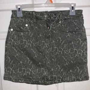American Eagle army green cheetah mini skirt